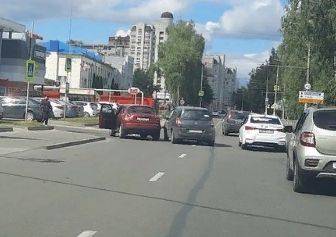 В Брянске возле областного УГИБДД столкнулись две легковушки