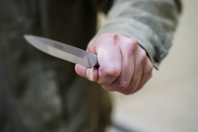 В Дятьково пьяный уголовник изрезал ножом 25-летнего собутыльника