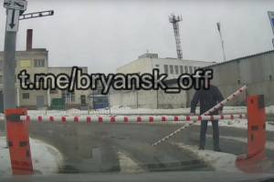 У брянского вокзала водитель сломал шлагбаум