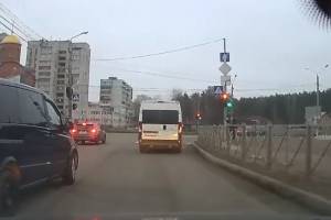 В Брянске сняли на видео наглый проезд маршрутки на красный