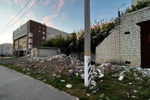 В Брянске у прокуратуры начали сносить незаконно построенные гаражи