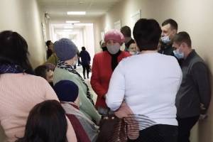 В брянской поликлинике №2 выстроилась огромная очередь к терапевту