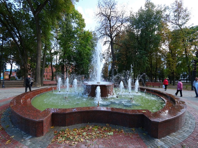 В Брянске готовят к зиме новый фонтан в сквере Карла Маркса