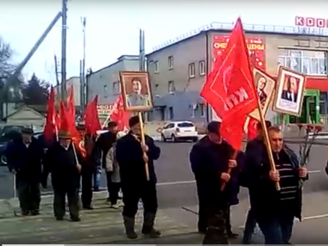 В брянском посёлке Локоть прошло шествие с портретами Сталина и Ленина