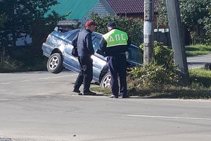 В Клинцах после ДТП автомобиль влетел в столб