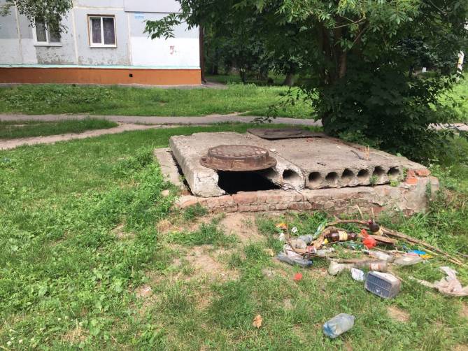 В Брянске пожаловались на соседство опасного люка с детской площадкой