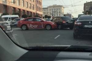В Брянске возле ЦУМа машина такси «Uber» попала в ДТП
