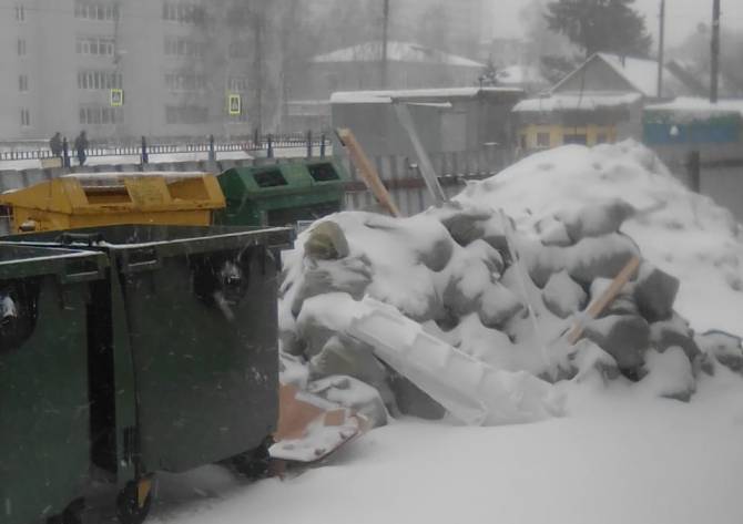 В Брянске у многоэтажки на Спартаковской выросла гора строительных отходов
