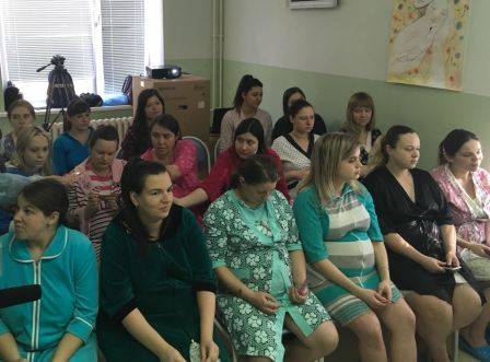 В Брянске беременных женщин научили безопасной перевозке детей 