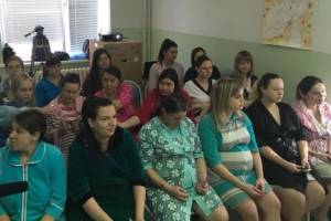 В Брянске беременных женщин научили безопасной перевозке детей 