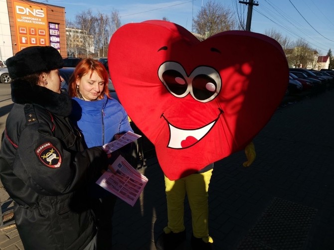 В Новозыбкове плюшевое сердце призвало пешеходов соблюдать ПДД