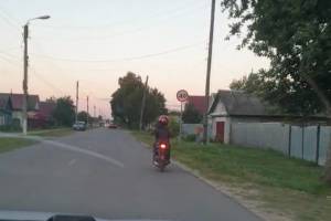 По брянскому посёлку Климово гонял 10-летний ребёнок на мопеде
