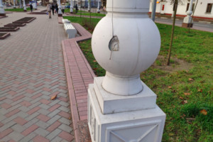 В Брянске вандалы разбили фонарный столб в Семёновском сквере