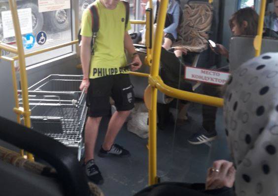 В брянском автобусе №31 заметили парня с тележкой из «Пятерочки»