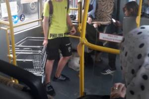 В брянском автобусе №31 заметили парня с тележкой из «Пятерочки»