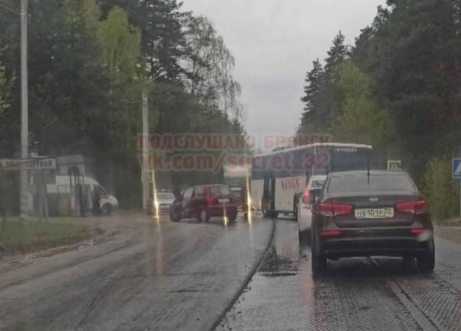 В брянском поселке Свень-Транспортная столкнулись легковушка и автобус