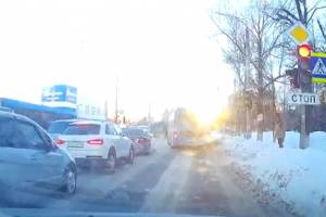 В Брянске водитель синего автобуса грубо нарушил ПДД