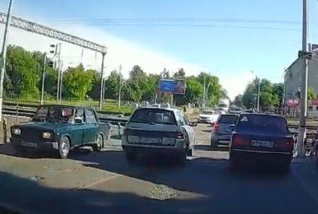 В Брянске на бежицком переезде сняли на видео наглого автохама