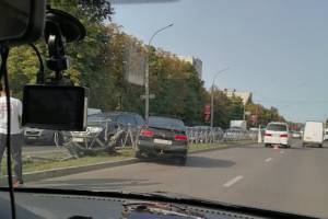 В Брянске на проспекте Московском легковушка протаранила дорожное ограждение