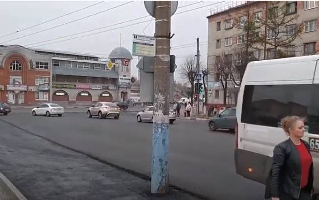 В Брянске посреди дороги у Бежицкого рынка появился бетонный столб
