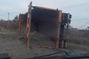 Под Брянском опрокинулся грузовик с песком