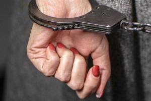 В Брянске 38-летнюю уголовницу осудят за торговлю наркотиками 