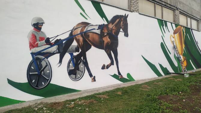 Тульские художники украсили брянский конезавод граффити 