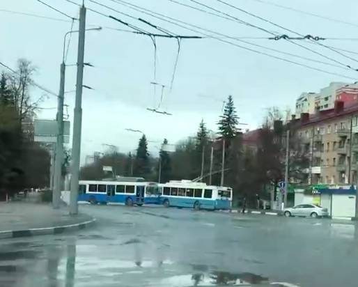 В центре Брянска дорогу к кладбищу перекрыли троллейбусами