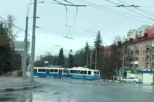 В центре Брянска дорогу к кладбищу перекрыли троллейбусами