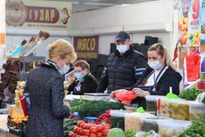 В Брянске полиция наказала 17 продавцов и покупателей без масок