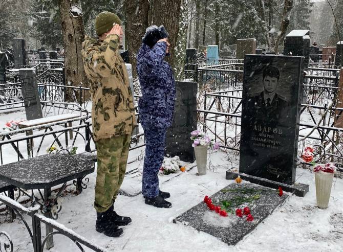 Брянские росгвардейцы почтили память погибшего воина Андрея Азарова