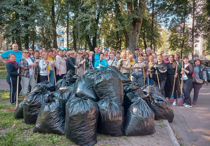 Во время субботника в Брянске собрали более полутысячи кубометров мусора