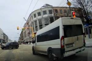 На проспекте Ленина в Брянске маршрутчик выехал на перекресток на красный свет