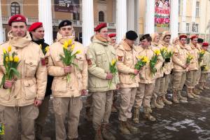 В центре Брянска женщинам вручили цветы