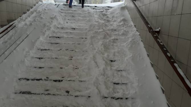 Подземные пешеходные переходы в Брянске завалило снегом