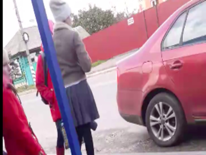В Почепе сняли на видео ждущего девушку у остановки автохама