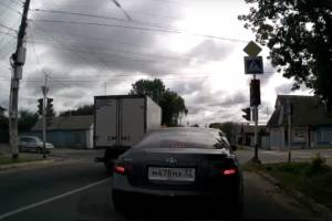 В Новозыбкове сняли на видео торопыгу на грузовике