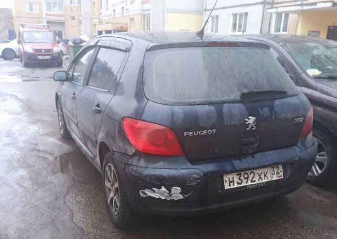 Ночью в Брянске неизвестный водитель повредил чужое авто и скрылся