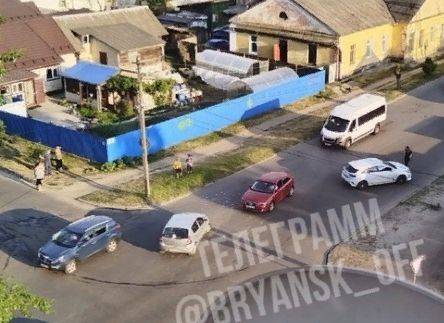 В Брянске две автоледи не поделили дорогу на перекрестке