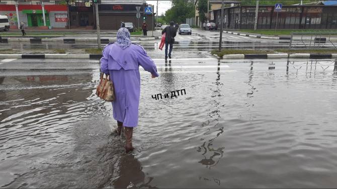 В Брянске после дождя проспект Московский ушел под воду