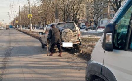 В Брянске 88-летний водитель «Нивы» за день подрезал две иномарки