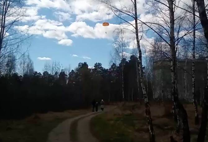 В Брянске сняли на видео нарушающего самоизоляцию парашютиста