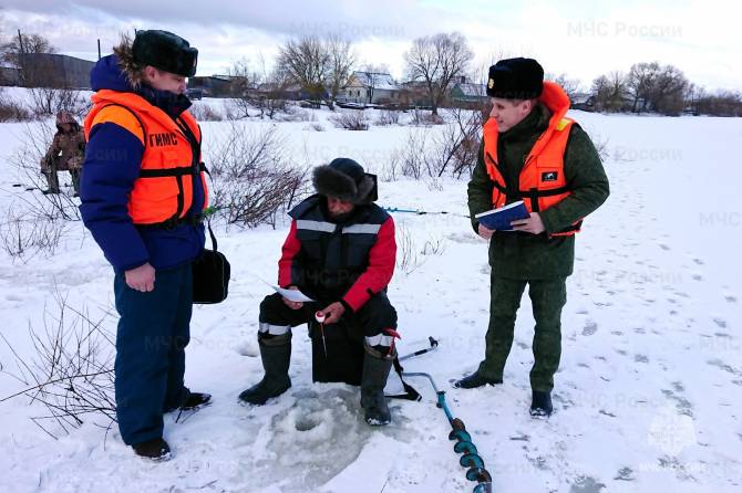 Спасатели и следователи вышли в рейд на трубчевский лёд