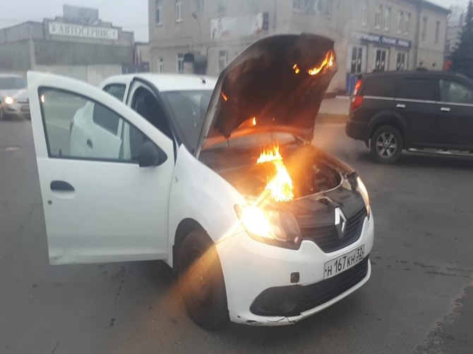 В Клинцах мужчина помог растерявшемуся автомобилисту потушить горящий автомобиль