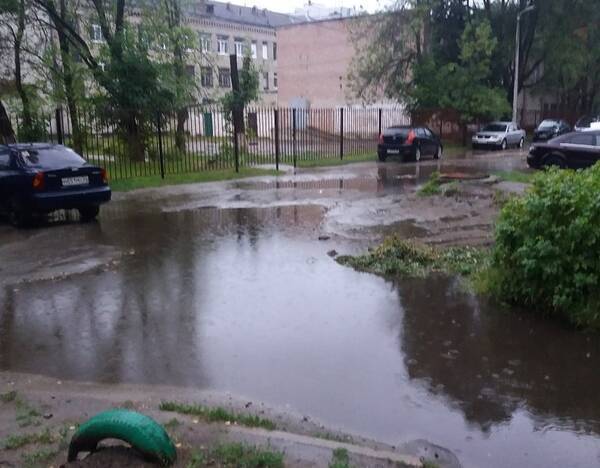 В Брянске после ливня затопило двор возле школы №51