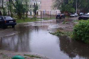 В Брянске после ливня затопило двор возле школы №51