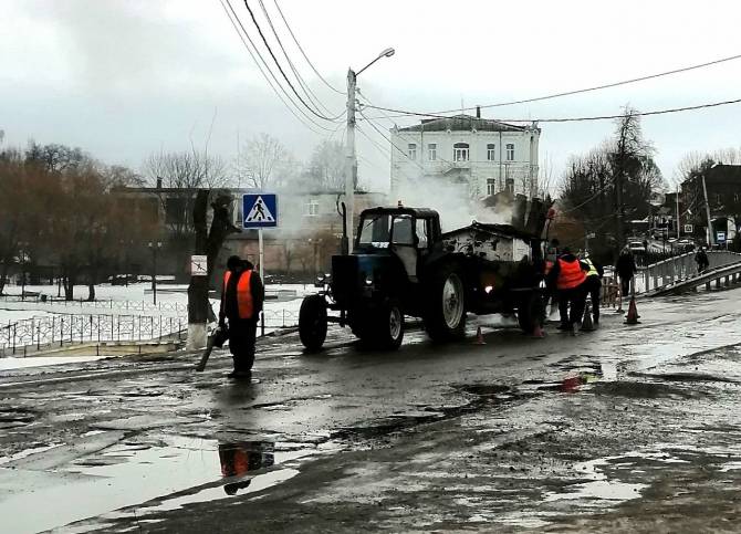 В Новозыбкове начали по лужам ремонтировать убитые дороги