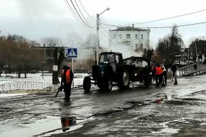 В Новозыбкове начали по лужам ремонтировать убитые дороги