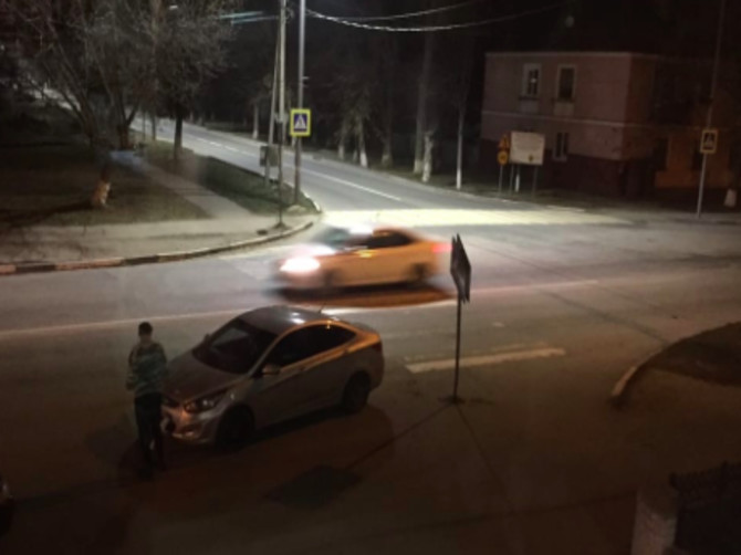 Брянский водитель сбил дорожный знак и скрылся