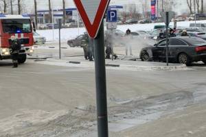 В Брянске на парковке «Аэропарка» загорелась легковушка Audi